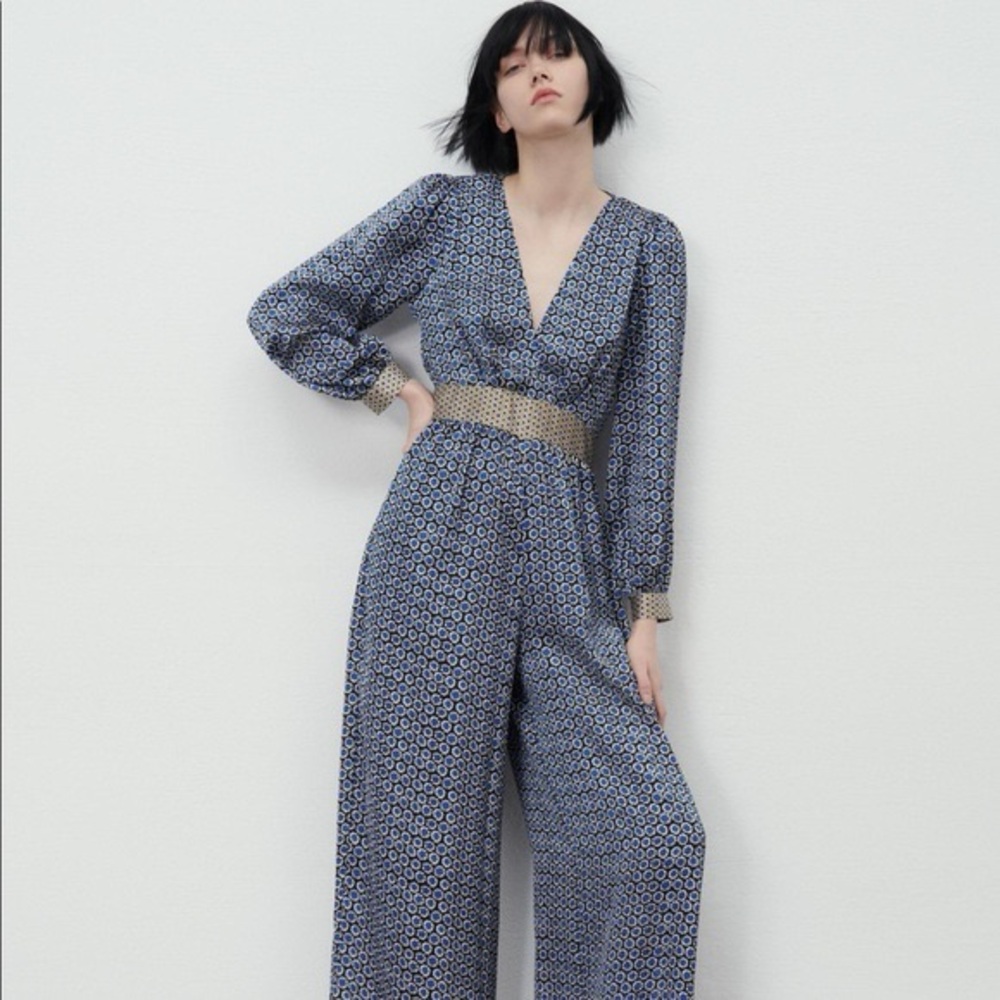 Elegant Blue Geometric Jumpsuit with Wide-Leg Silhouette